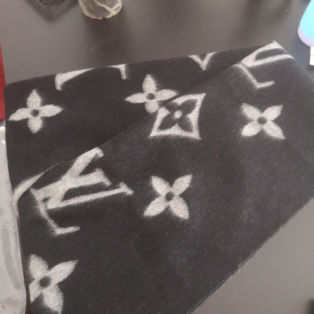 Lv Cashmere scarf